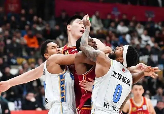 IM电竞官网-上海84-79险胜山东：强弱预判，季后赛里全是变数？